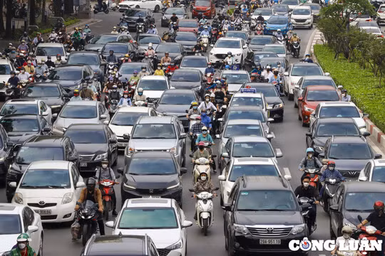 Hà Nội ùn tắc nhiều tuyến đường, người dân chật vật đi làm sau kỳ nghỉ lễ