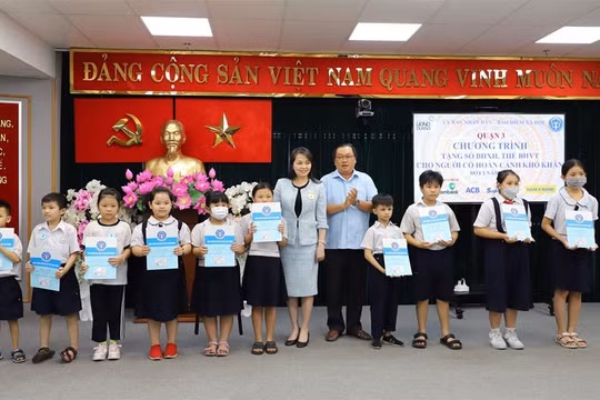 “Quy đổi” hoa, quà thành thẻ BHYT tặng học sinh: Cách làm thiết thực cần nhân rộng