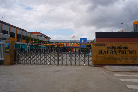 Trường học ở Đà Nẵng xin "đổi" hoa 20/11 thành thẻ bảo hiểm cho học sinh