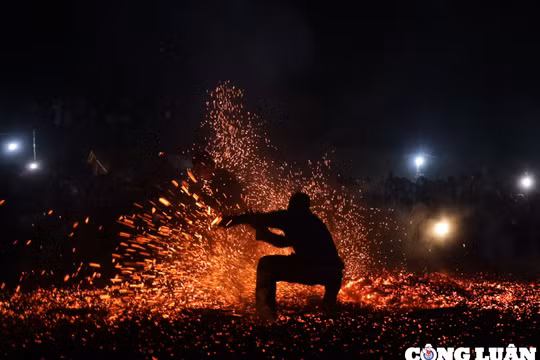 Độc đáo nghi lễ nhảy lửa của người Pà Thẻn