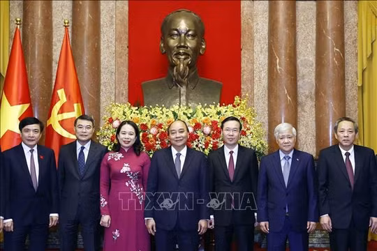 Nguyên Chủ tịch nước Nguyễn Xuân Phúc bàn giao công tác