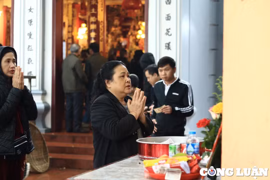 Phủ Tây Hồ đón hàng nghìn người vào rằm tháng Giêng