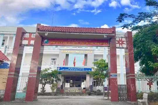 Một giám đốc bệnh viện ở Kon Tum bị cách chức vì có con riêng