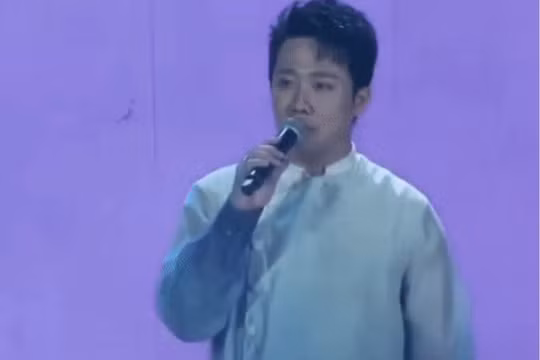 Trấn Thành gây tranh cãi khi hát 'Bài ca đất phương Nam' trên sân khấu