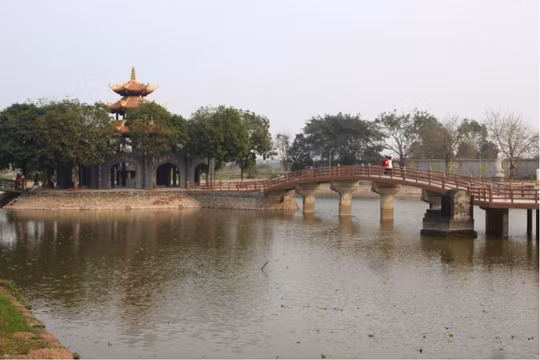 Tháp chuông nổi tiếng ở di tích chùa Đậu chi chít những dòng chữ cầu an