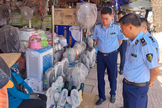 Hà Nội sẽ xử lý nghiêm các cửa hàng bán máy phát điện, quạt tích điện nhập lậu, hàng giả