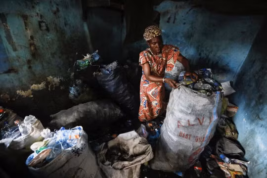 Nigeria: Phụ huynh dùng rác tái chế để trả học phí cho con