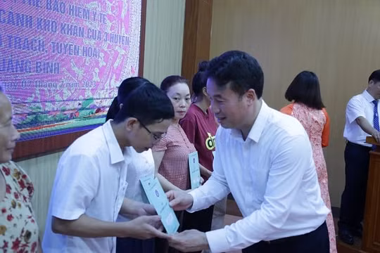 Trao tặng sổ BHXH, thẻ BHYT: Ý nghĩa, thiết thực, lan tỏa yêu thương