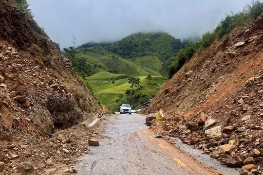 Mưa giông kéo dài gây sạt lở, ngập úng ở Hoà Bình và Điện Biên