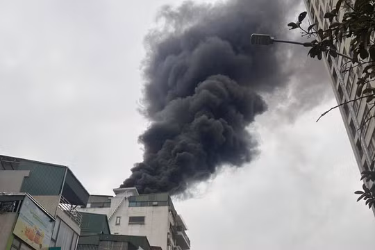 Hà Nội: Cháy nhà cao tầng, khói đen bốc cao hàng chục mét