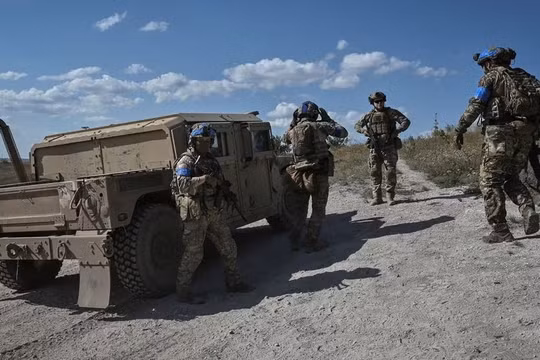 Ukraine nói chiếm lại ngôi làng gần Bakhmut, tấn công tàu tên lửa Nga ở Crimea
