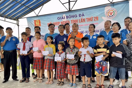 Giải bóng đá 'Nối nhịp nghĩa tình - Gắn kết yêu thương VTV' tiếp sức cho học sinh nghèo