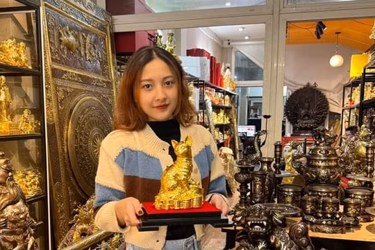 Linh vật mèo dát vàng thu hút người dân trong dịp cận Tết Quý Mão