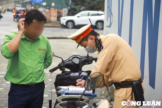 Hà Nội: Xe khách dừng đỗ, bắt khách dọc đường bị CSGT hóa trang xử lý