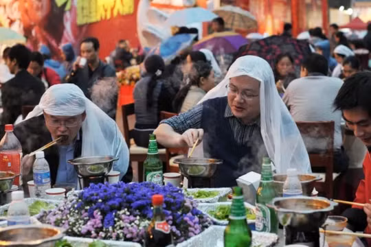 Người dân Trung Quốc mạnh tay chi tiền mua trà sữa, lẩu và đồ hiệu xa xỉ