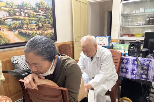 Người bác sĩ già hơn 30 năm chữa bệnh miễn phí cho người nghèo
