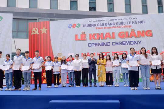 Trường Cao đẳng Quốc tế Hà Nội đón hơn 2.300 sinh viên ngày khai trường