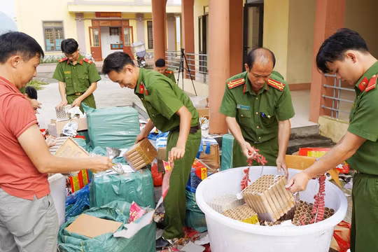 Lào Cai: Tiêu hủy 522 kg pháo nổ và pháo hoa nổ.