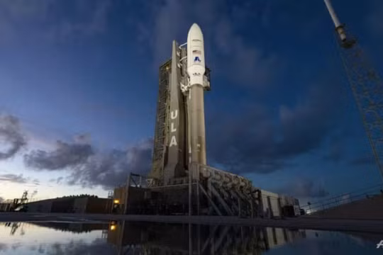 Amazon của tỷ phú Bezos phóng vệ tinh internet, thách thức Starlink của Musk