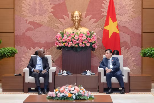 Chủ tịch Quốc hội Vương Đình Huệ tiếp Tổng Giám đốc Tổ chức Lao động Quốc tế