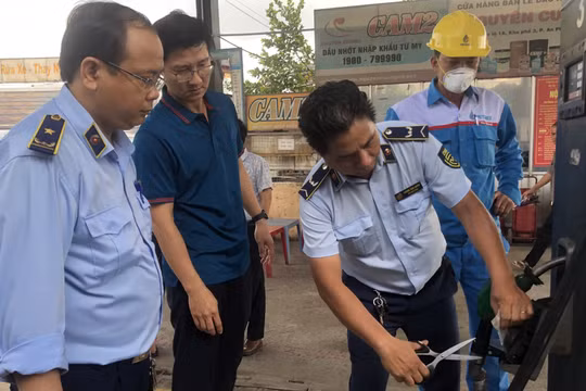 TP HCM buộc tái chế trên 10.000 lít xăng có chất lượng không phù hợp theo quy định