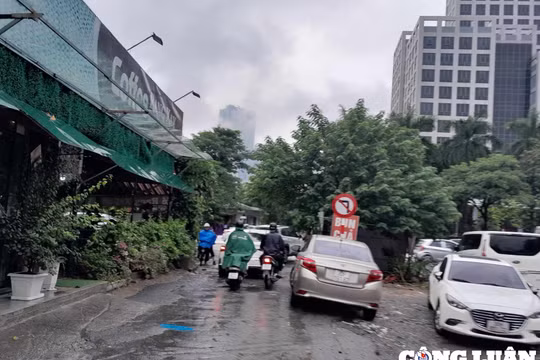 Quận Cầu Giấy (Hà Nội): Người dân vất vả di chuyển qua đoạn đường "đau khổ"