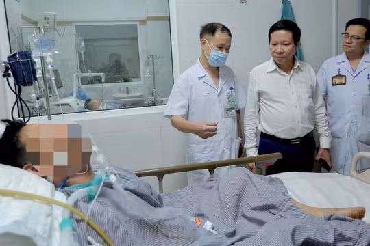 Lãnh đạo Đài tiếng nói Việt Nam thăm hỏi, trao quà hỗ trợ nạn nhân vụ cháy ở Khương Hạ