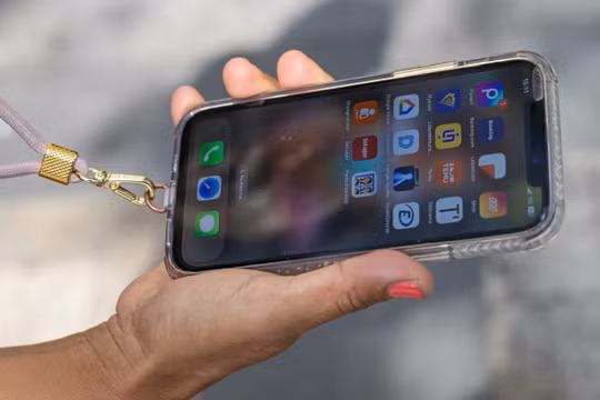Pháp cấm iPhone 12 do mức độ bức xạ cao, nhiều quốc gia châu Âu xem xét