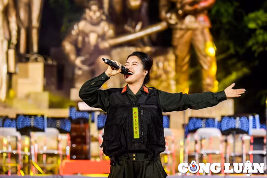 Hà Nội: Nữ cảnh sát cơ động xinh đẹp biểu diễn nghệ thuật trên phố đi bộ