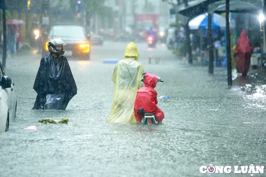 Mưa lớn ở miền Trung sẽ còn kéo dài đến khi nào?