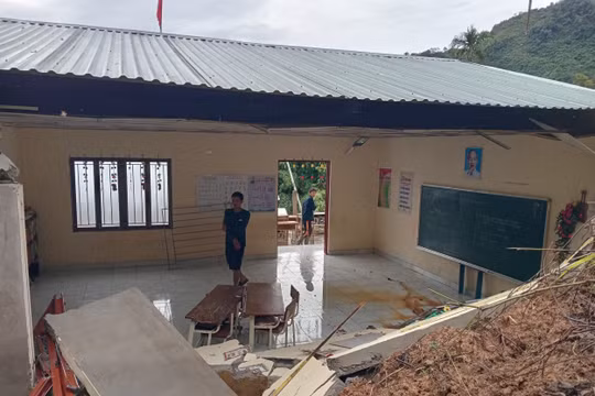 Sạt lở đất khiến một phòng học ở Quảng Nam bị sập