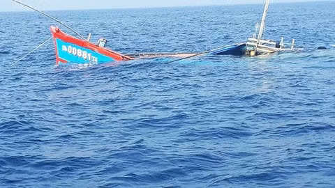 Vụ 2 tàu cá bị sóng đánh chìm trên biển Đông, 9 tàu đang tích cực tìm kiếm 13 ngư dân mất tích