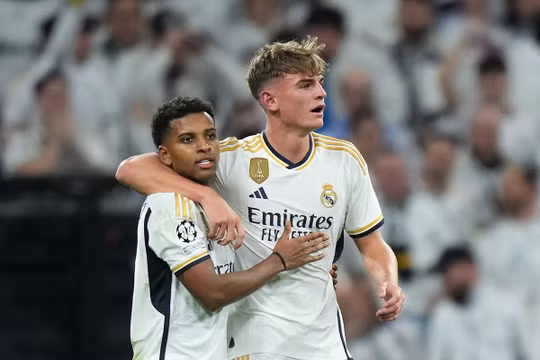 Real Madrid giành ngôi nhất bảng, đẩy Napoli vào 'cửa tử' ở Champions League