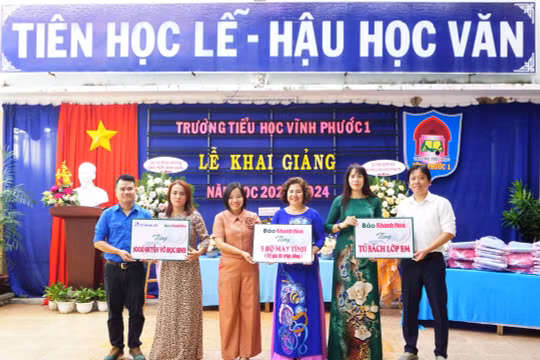Báo Khánh Hòa trao tặng máy tính, tủ sách, học bổng cho học sinh nhân ngày khai trường