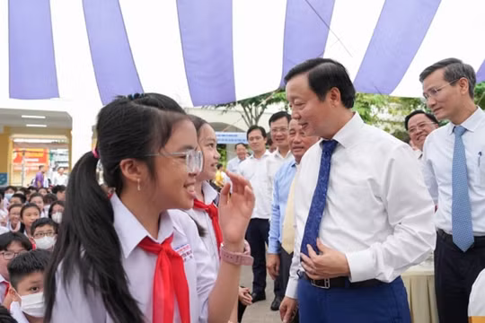 Phó Thủ tướng Trần Hồng Hà: Trao tặng thẻ BHYT cho học sinh khó khăn là nghĩa cử tốt đẹp, tạo sức mạnh chung