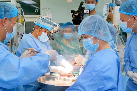 Cả chuyến bay dừng lại để chờ vận chuyển tim hiến tặng: Quả tim đã đập trở lại!