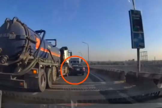 Chuyển làn thiếu quan sát, xe bồn tông ô tô con xoay ngang trên cầu Thăng Long