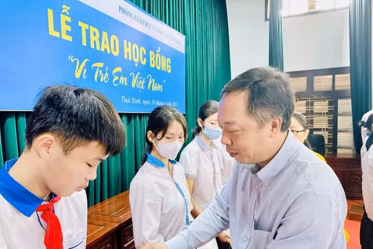 Báo Đầu tư trao 100 suất học bổng cho học sinh nghèo hiếu học tỉnh Thái Bình