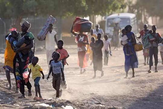 Bạo lực buộc tới 20.000 người Sudan chạy trốn sang nước láng giềng