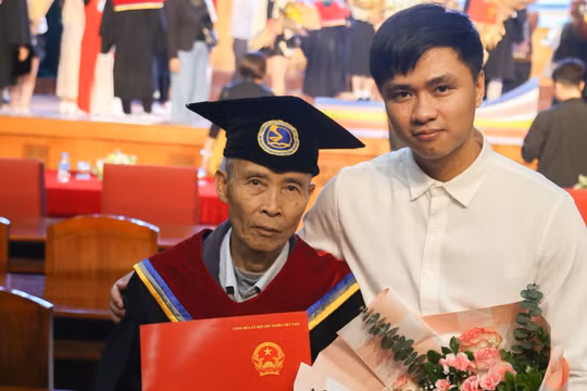 Nam sinh mặc áo cử nhân cho ông nội trong lễ tốt nghiệp