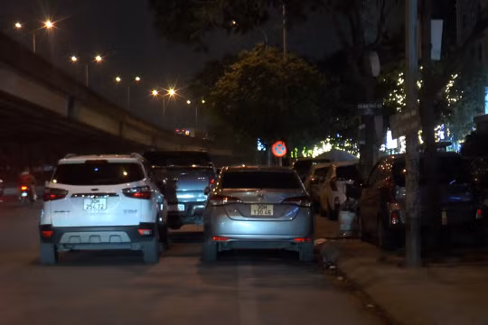 Hoàng Mai (HN): Bất chấp cao điểm xử lý vi phạm trật tự đô thị, hàng trăm ô tô vẫn đỗ chiếm nửa đường
