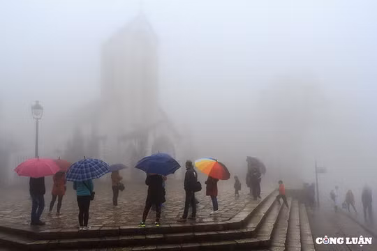 Mùng 8 Tết: Sa Pa lạnh 2 độ C, du khách vẫn háo hức lên Fansipan 