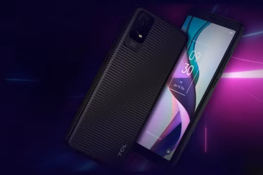 TCL trình làng smartphone mới tại Hoa Kỳ với pin có thể tháo rời