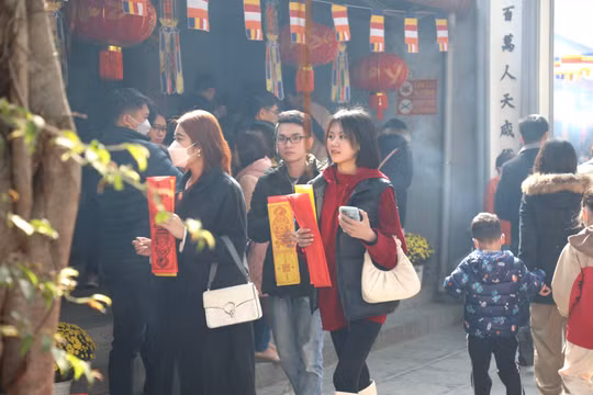 Nam thanh nữ tú 'nô nức' tới chùa Hà cầu duyên đầu năm mới 2023