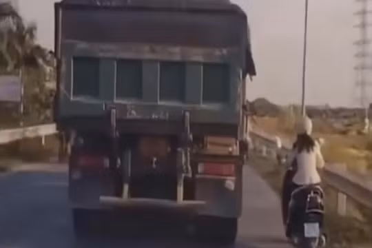 Kinh hãi, nữ tài xế đảo trái, lượn phải cố vượt xe “hổ vồ”