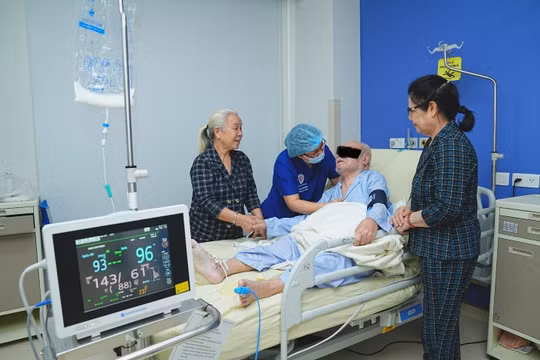 Phẫu thuật nối xương đùi cho cụ ông 105 tuổi