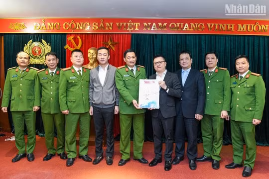Đoàn công tác của Báo Nhân Dân thăm, chúc Tết Cục Cảnh sát điều tra tội phạm về tham nhũng, kinh tế, buôn lậu