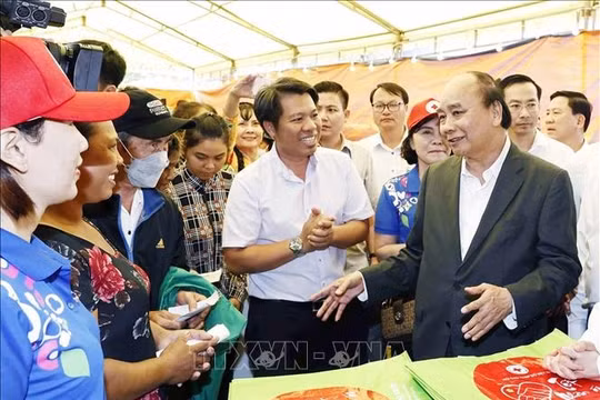 Chủ tịch nước trao quà Tết tặng gia đình chính sách, người nghèo tại Kiên Giang