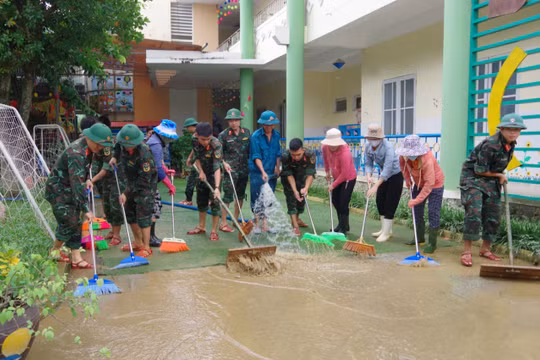 Thừa Thiên Huế: Bộ đội chung tay dọn lũ, giúp học sinh trở lại trường