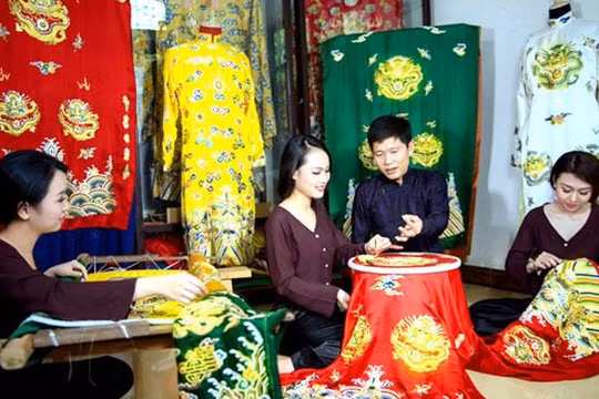 Độc đáo làng nghề "thêu áo cho Vua" nức tiếng Hà Thành